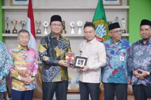  Wali Kota Pontianak Edi Rusdi Kamtono menerima cenderamata dari Sarawak.