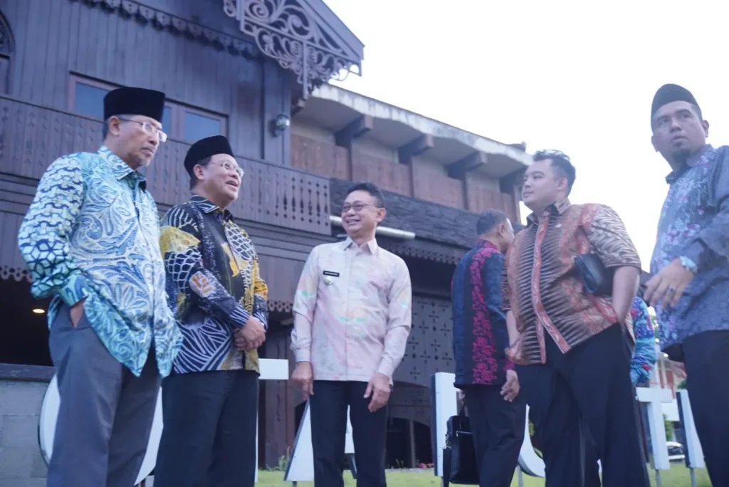 Wali Kota Pontianak Edi Rusdi Kamtono berbincang dengan rombongan dari Sarawak.