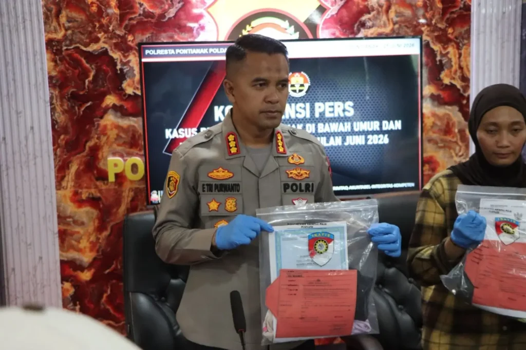 Kapolresta Pontianak Kombes Pol Endang Tri Purwanto memberikan keterangan pers terkait penangkapan pelaku kekerasan seksual terhadap dua anak di Mapolresta Pontianak.