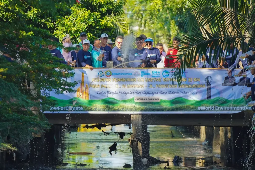 Wali Kota Pontianak Edi Rusdi Kamtono menyemprotkan cairan eco enzyme secara simbolis ke parit depan Kantor Terpadu Jalan Alianyang.