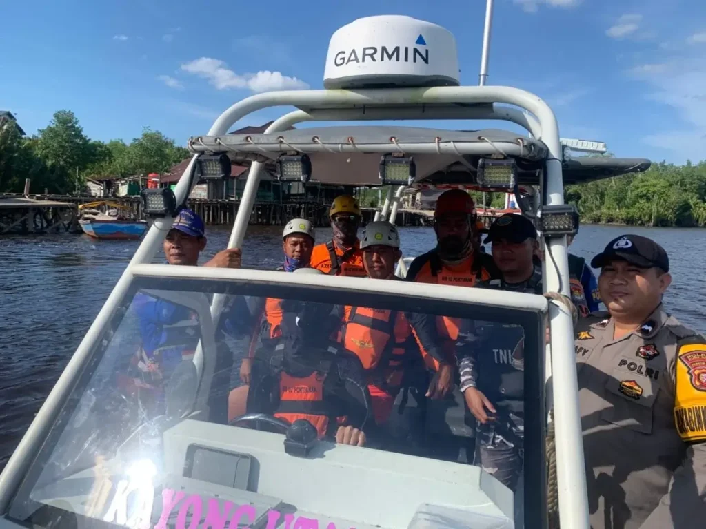Tim SAR gabungan melakukan pencarian pemancing hilang di perairan Batu Ampar Kabupaten Kubu Raya pada hari kelima operasi SAR.