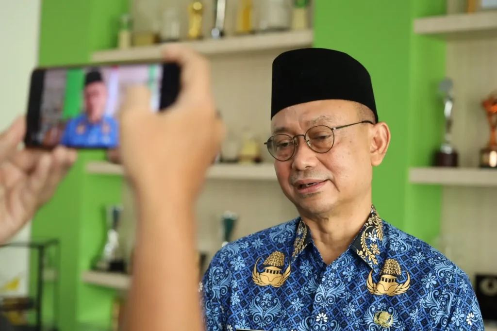 Wali Kota Pontianak Edi Rusdi Kamtono mengimbau pengibaran bendera setengah tiang pada peringatan Hari Berkabung Daerah 28 Juni mendatang.