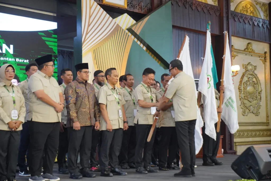 Edi Rusdi Kamtono menerima bendera pataka saat dinobatkan sebagai Ketua HKTI Kota Pontianak.
