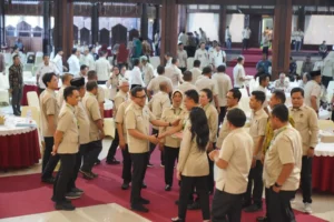  Edi Rusdi Kamtono mendapat ucapan selamat setelah dilantik sebagai Ketua HKTI Kota Pontianak.