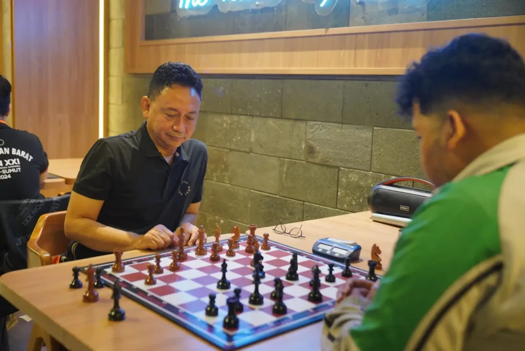 Wali Kota Pontianak Edi Rusdi Kamtono saat menjajal kemampuan bermain catur dalam laga uji tanding bersama Master Nasional Arief Rahman di Elaia Coffee & Eatery, Sabtu (27/6/2026) malam.