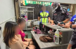 Petugas Imigrasi Malaysia melakukan operasi penertiban warga negara asing di Sarawak yang mengamankan 18 WNI.