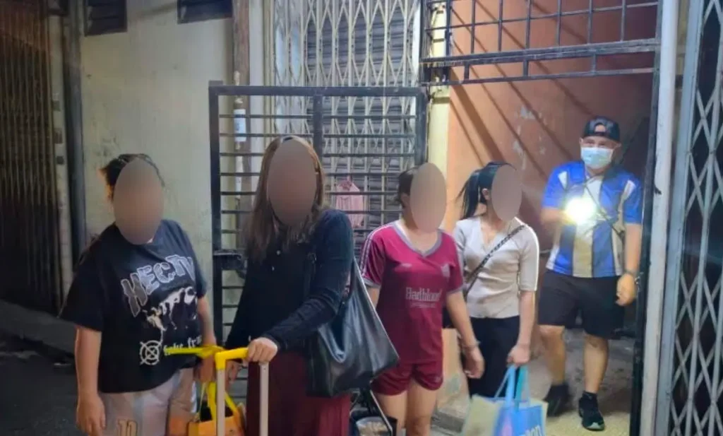 Petugas Imigrasi Malaysia melakukan operasi penertiban warga negara asing di Sarawak yang mengamankan 18 WNI.