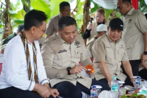 Wamentan RI Sudaryono bersama Wali Kota Pontianak Edi Rusdi Kamtono bercengkrama usai panen lidah buaya di Pontianak Utara, Kota Pontianak.