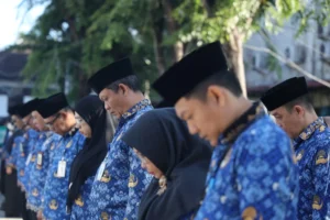 Peserta apel mengheningkan cipta sembari menundukkan kepala dalam upacara Peringatan Hari Berkabung Daerah di halaman Kantor Wali Kota Pontianak, Senin (29/6/2026) pagi.