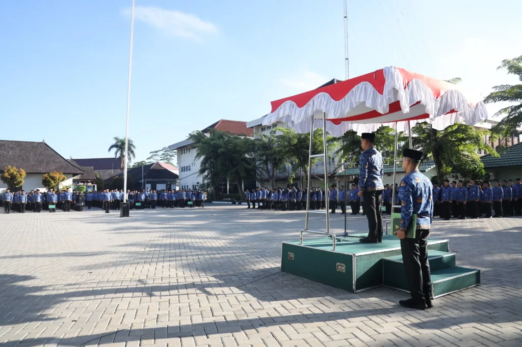 Wali Kota Pontianak Edi Rusdi Kamtono memimpin upacara Peringatan Hari Berkabung Daerah di halaman Kantor Wali Kota Pontianak, Senin (29/6/2026) pagi.