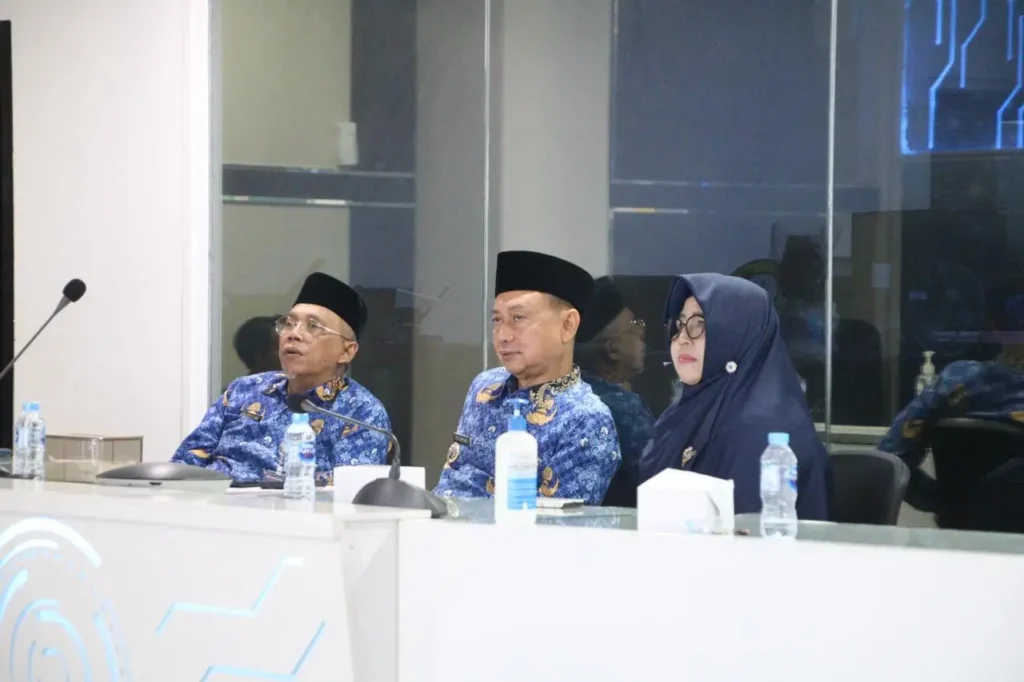 Wali Kota Pontianak Edi Rusdi Kamtono, Sekda Pontianak Amirullah dan Kepala Stasiun Meteorologi Kelas I Supadio Erika Mardiyanti mengikuti Rapat Koordinasi Pengendalian Inflasi dan Pertumbuhan Ekonomi Daerah serta Sosialisasi Kesiapsiagaan menghadapi Dampak Fenomena El Nino bersama Mendagri, Senin (29/6/2026).