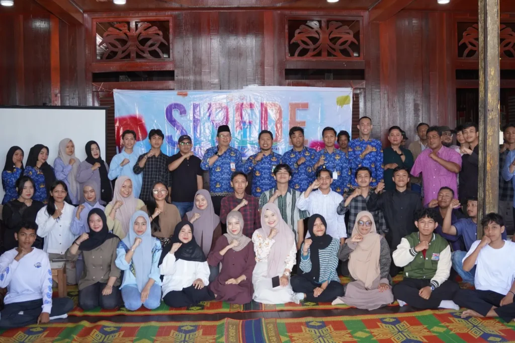 Peserta kegiatan SIPEDE Diskominfo Pontianak mengikuti sosialisasi literasi digital di Rumah Budaya Kampung Bangka.