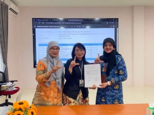 Kepala Disperpusip Pontianak Rendrayani dan Direktur Standardisasi dan Akreditasi Perpusnas Made Ayu Wirayati berfoto bersama sambil memegang lembar penilaian akreditasi Perpustakaan Kota Pontianak usai tinjauan lapangan, Senin (29/6/2026).
