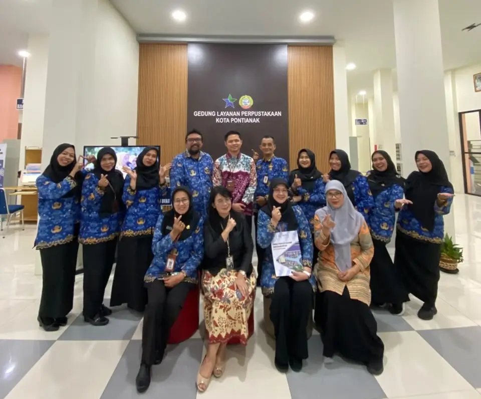 Petugas dan aksesor akreditasi Perpustakaan Pontianak berfoto bersama usai tinjauan lapangan, Senin (29/6/2026).