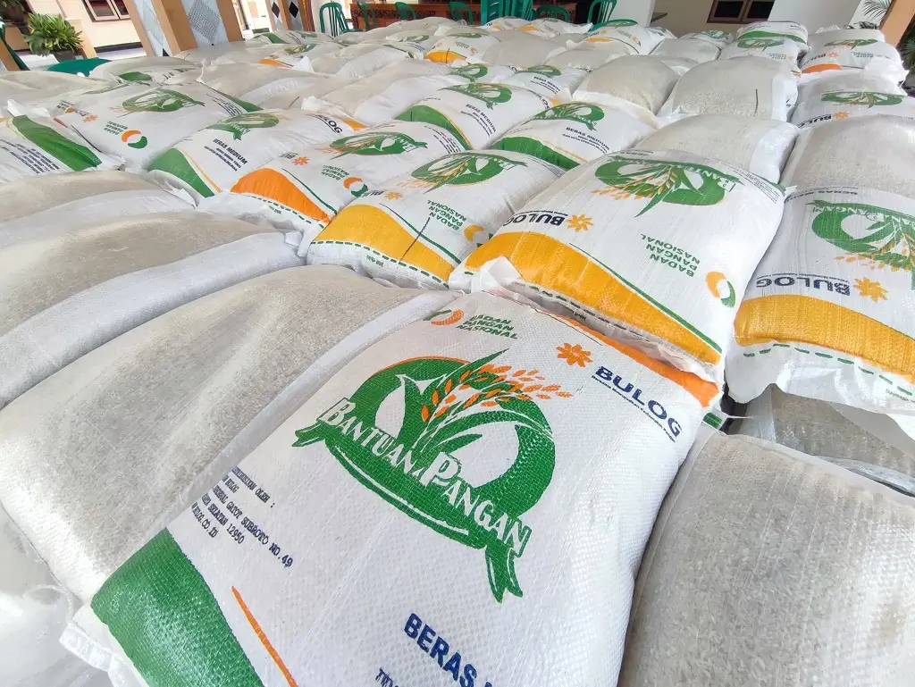 Ilustrasi penyaluran bantuan pangan berupa beras kepada masyarakat penerima manfaat dalam program stimulus ekonomi 2026.