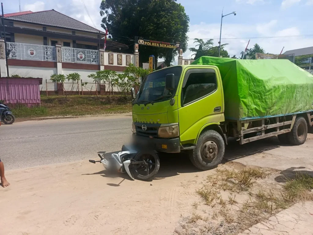 Petugas Satlantas Polres Sekadau melakukan olah TKP kecelakaan antara sepeda motor Honda Revo X dan truk Hino Dutro di depan Mapolres Sekadau.