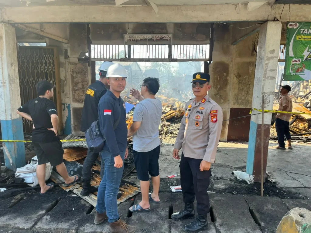 Tim Puslabfor Polda Kalbar melakukan olah TKP kebakaran deretan ruko di kawasan Pasar Pagi Sungai Pinyuh Kabupaten Mempawah.