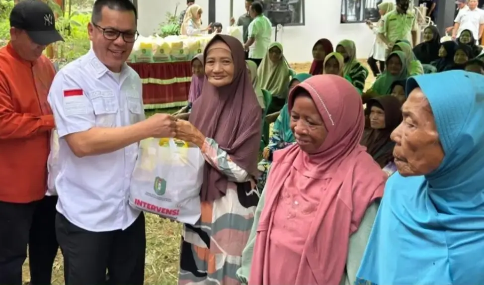 Penyaluran bantuan pangan Pemprov Kalbar kepada warga Desa Pemangkat di Kabupaten Kayong Utara.