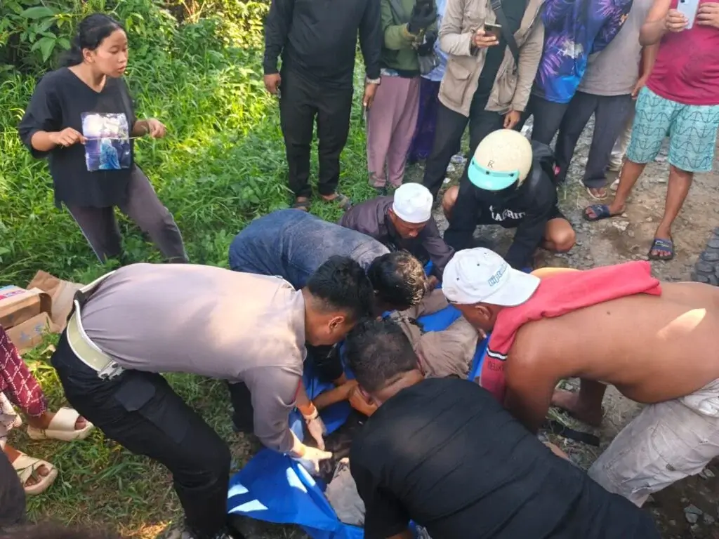 Petugas kepolisian mengevakuasi pengendara yang menjadi korban dalam kecelakaan maut di Jalan Trans Kalimantan Kubu Raya.