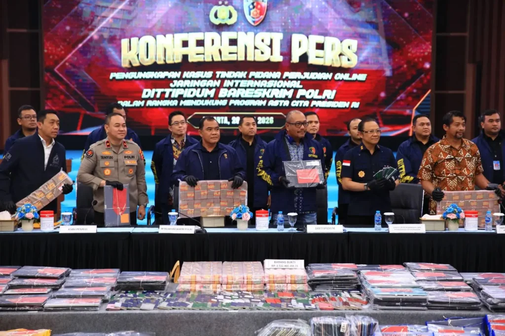 Konferensi pers Polri terkait penangkapan buronan Interpol China, Zheng Rongjing, di Gedung Bareskrim Jakarta.