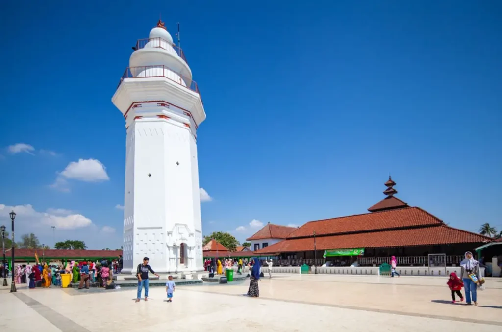 Pemandangan Menara Mesjid Banten sebagai salah satu destinasi wisata halal unggulan di Indonesia.