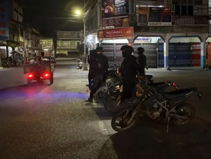 Personel Sat Samapta Polres Singkawang melakukan patroli malam untuk menindak balap liar dan knalpot brong di Kota Singkawang.