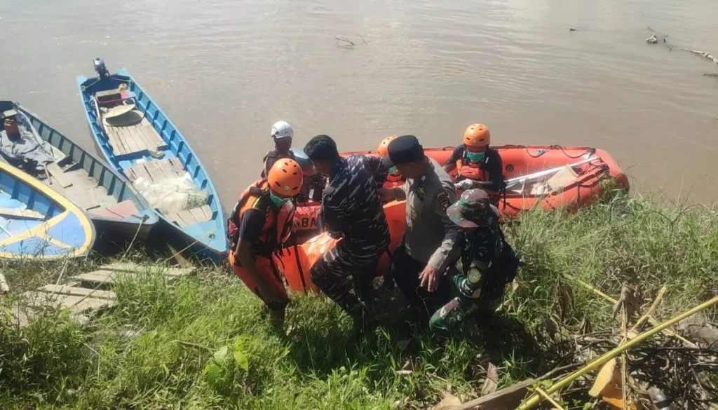Tim SAR gabungan mengevakuasi jenazah lansia asal Sanggau yang ditemukan di Sungai Kapuas setelah dilaporkan hilang saat memancing di Jembatan Tayan.
