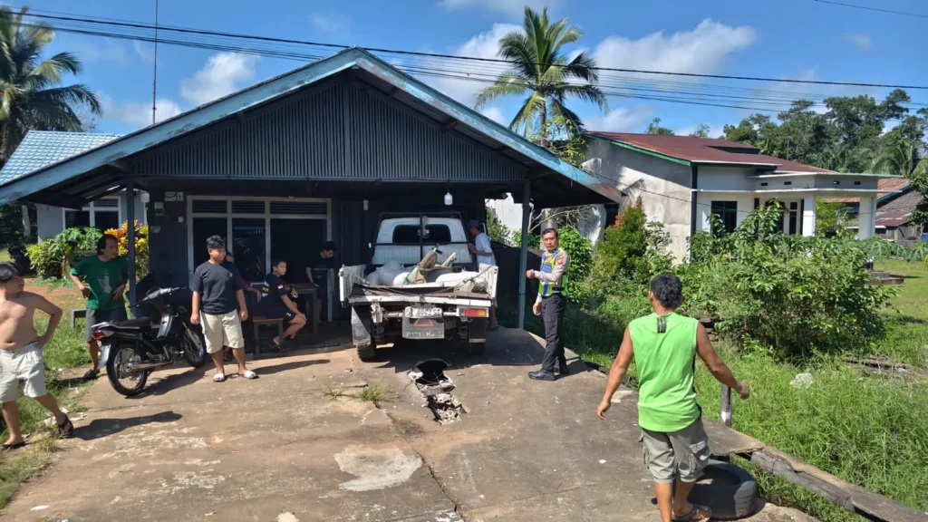Petugas mengevakuasi kendaraan yang terlibat kecelakaan beruntun di Jalan Trans Kalimantan KM 33 Kubu Raya.