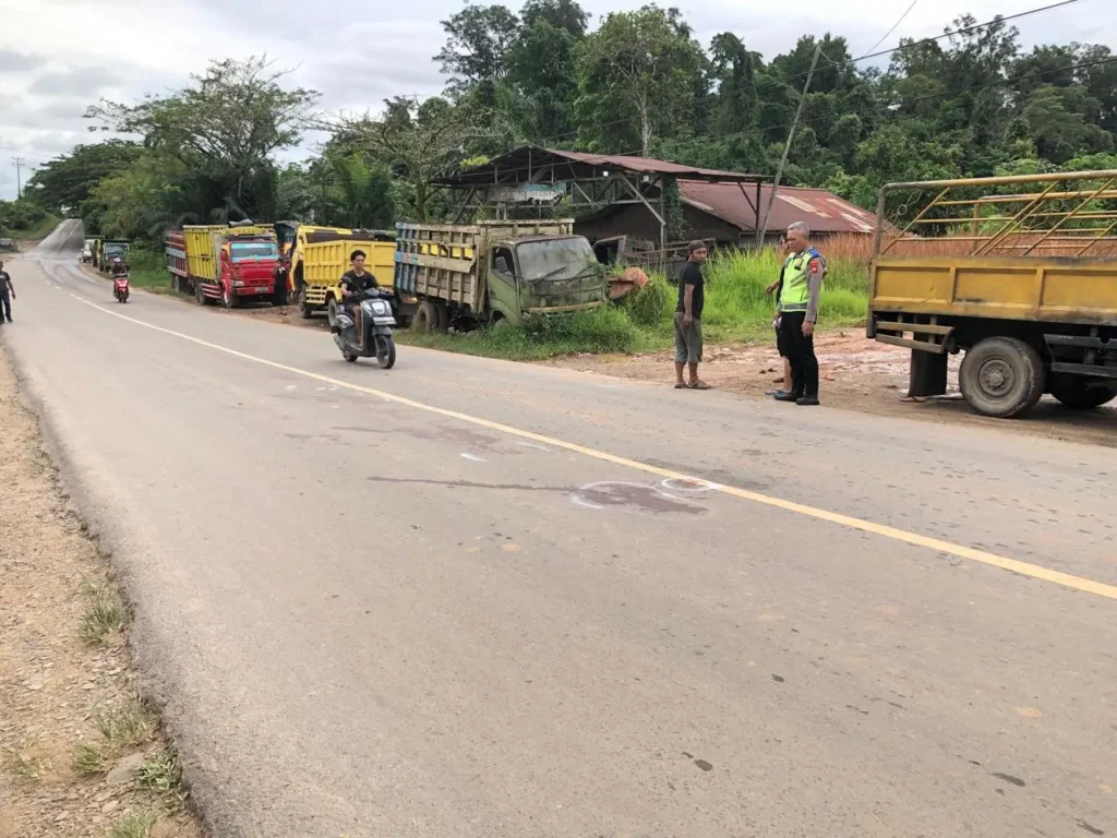 Petugas Satlantas Polres Sekadau melakukan olah TKP kecelakaan antara motor dan dump truck di Jalan Sekadau-Sintang Km 4.