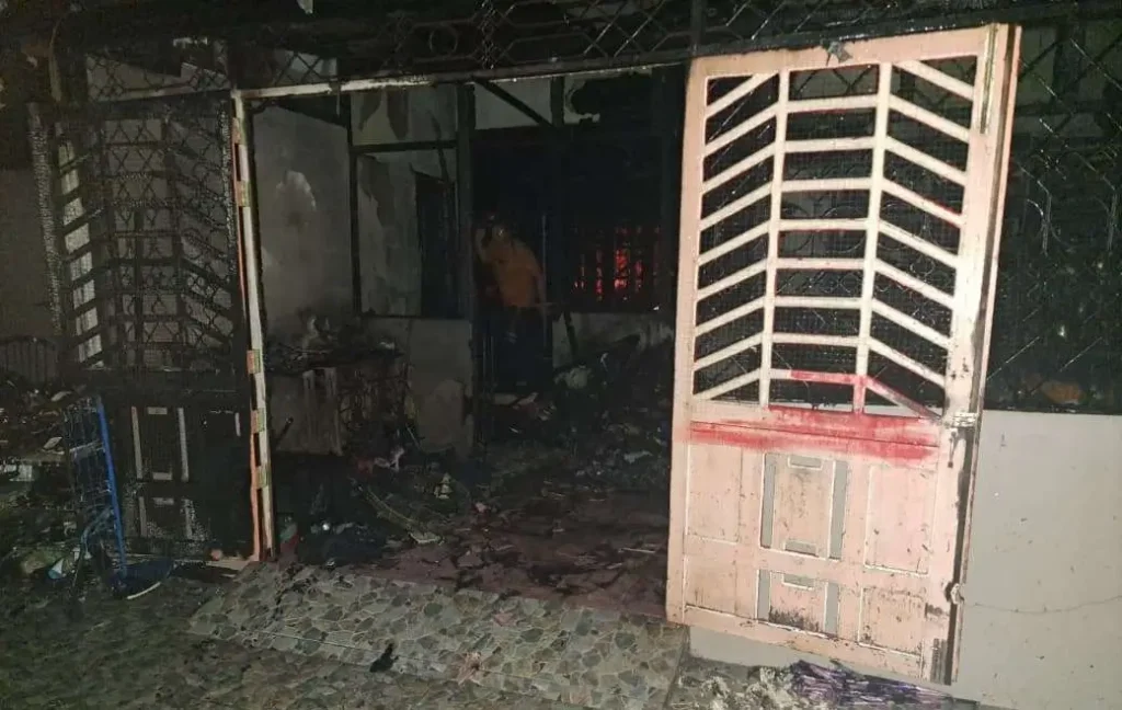 Rumah semi permanen di Gang Bhakti Sanggau tampak hangus usai dilalap api.