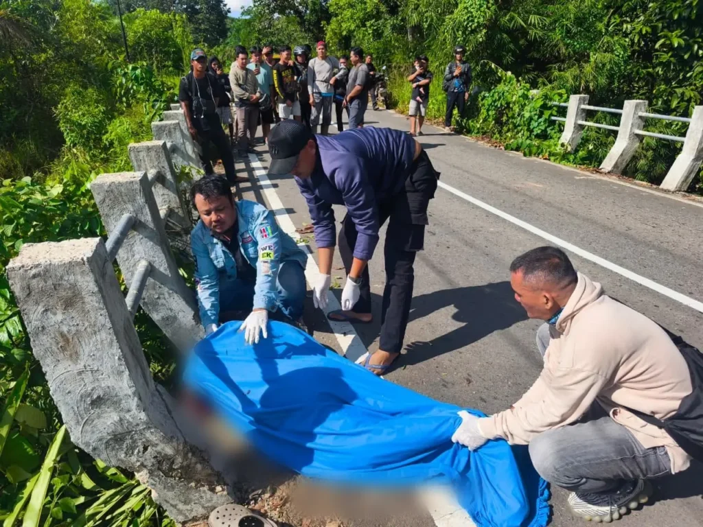 Petugas mengevakuasi korban kecelakaan tunggal di Nanga Mahap, Sekadau, setelah pengendara motor terpisah dari rombongan dan ditemukan meninggal dunia.