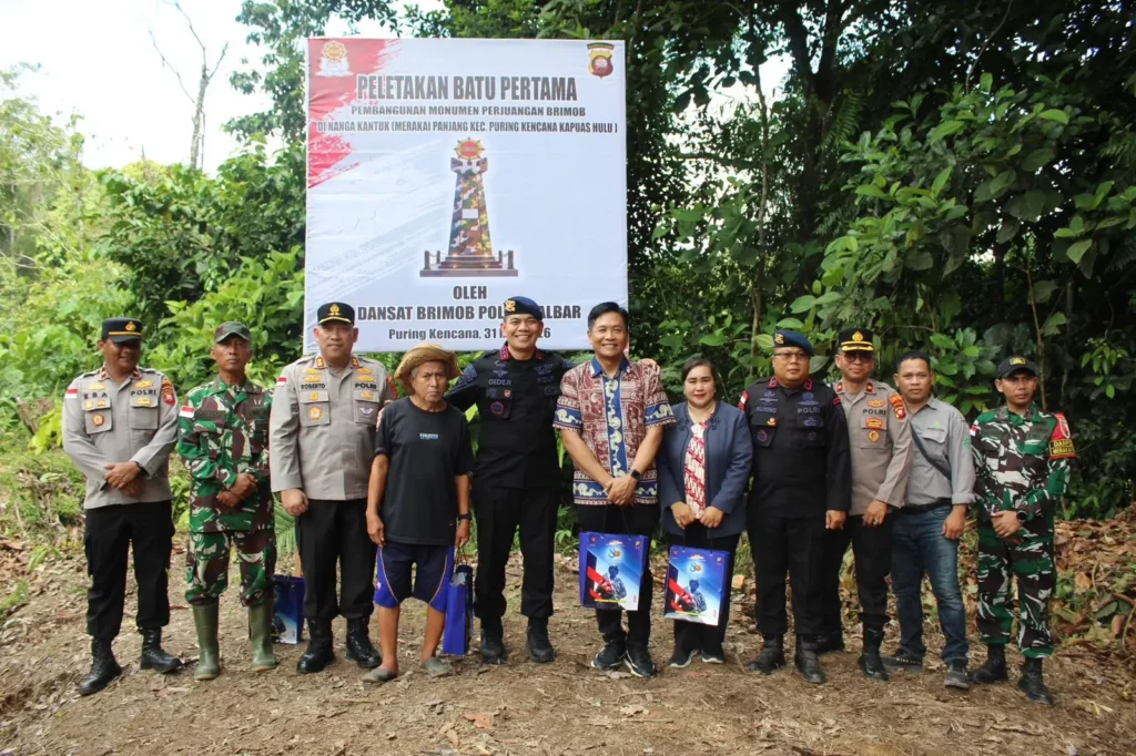 Dansat Brimob Polda Kalbar Kombes Pol Dede Rojudin berfoto bersama usai melakukan peletakan batu pertama Monumen Perjuangan Brimob di Kapuas Hulu.