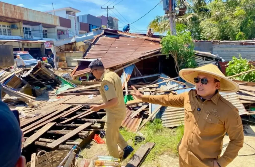 Bupati Kubu Raya Sujiwo meninjau penataan Pasar Sungai Kakap di Kecamatan Sungai Kakap.