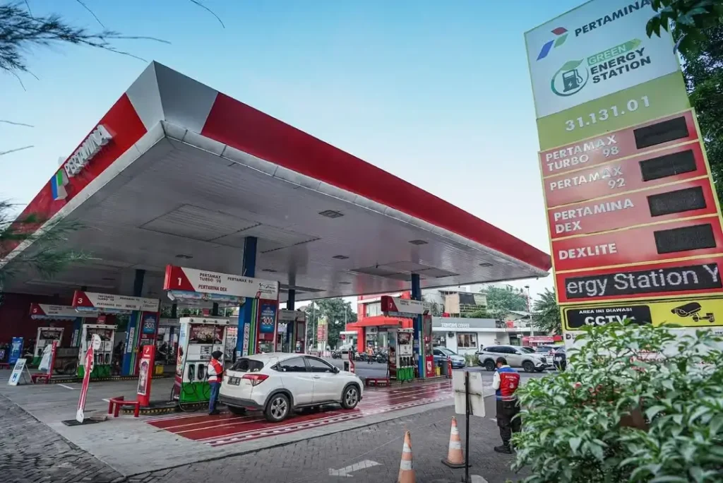 Pengendara mengisi BBM jenis Pertalite di SPBU Pertamina saat proses distribusi bahan bakar berlangsung.