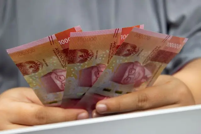 Kebijakan Bank Indonesia melalui BI Rate dan SRBI dalam menjaga stabilitas nilai tukar rupiah di tengah tekanan pasar.