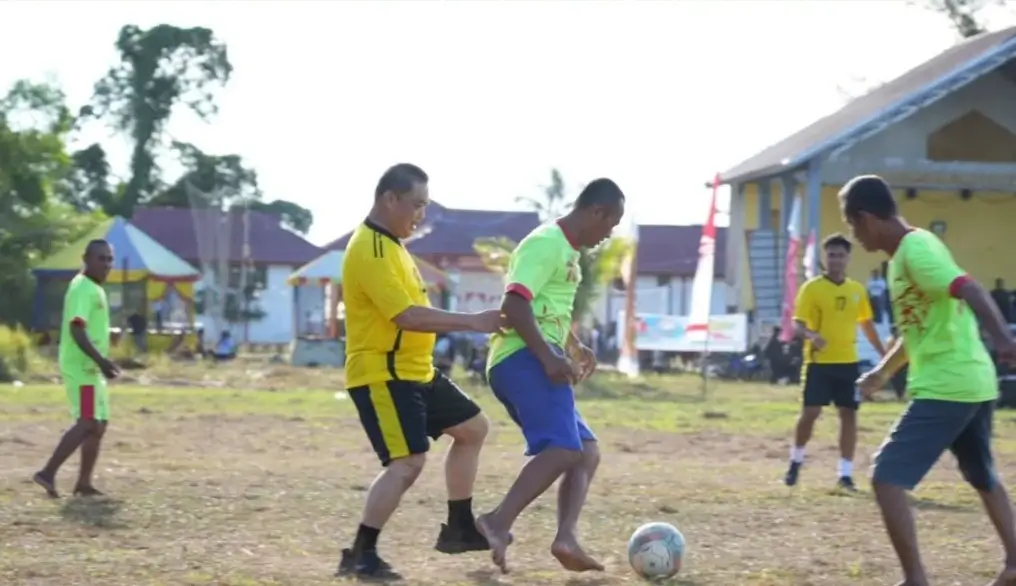 Gubernur Kalimantan Barat Ria Norsan bersama warga mengikuti kegiatan olahraga rakyat dalam program Gema Membangun Desa di Desa Temajuk Kabupaten Sambas.