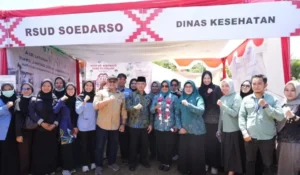 Gubernur Kalbar Ria Norsan saat menghadiri kegiatan Gema Membangun Desa di Desa Temajuk Kabupaten Sambas.