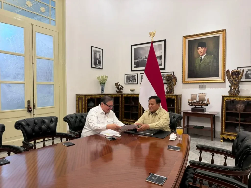 Menteri Koordinator Bidang Perekonomian Airlangga Hartarto bersama Presiden Prabowo Subianto saat mengumumkan stimulus ekonomi Semester II 2026 di Jakarta.