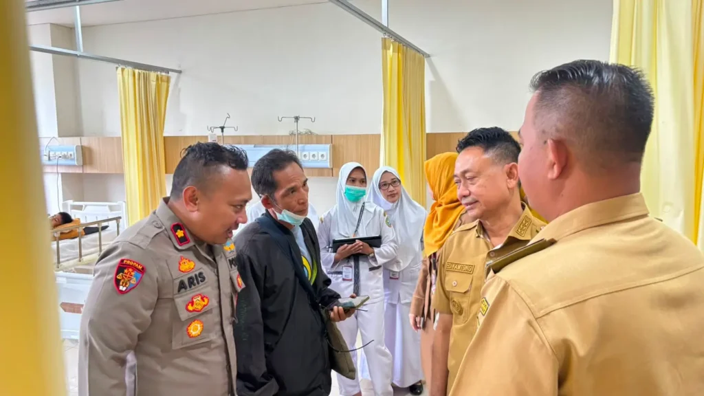 Kapolsek Pontianak Utara bersama Wali Kota Pontianak Edi Rusdi Kamtono saat meninjau penanganan korban dugaan keracunan makanan di Pontianak.