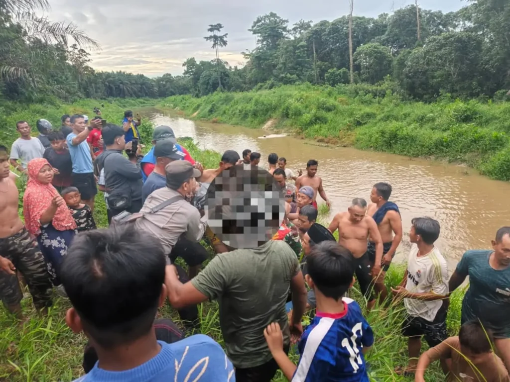Petugas gabungan bersama warga mengevakuasi korban yang ditemukan meninggal dunia di kawasan Parit Jumbo, Singkawang.