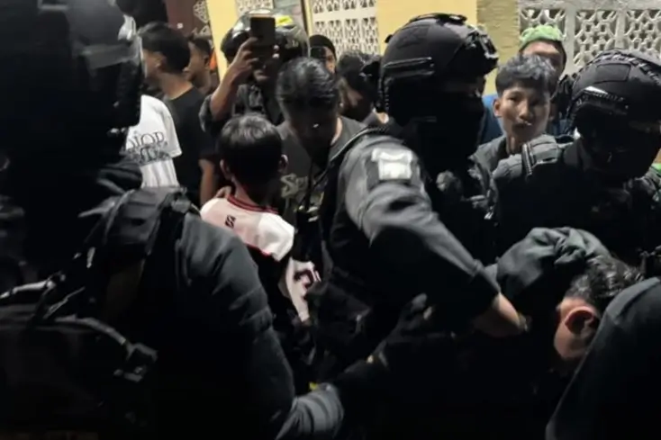 Petugas Polres Singkawang bersama Tim Patroli Perintis Presisi menindaklanjuti laporan warga melalui layanan 110 di lokasi kejadian.