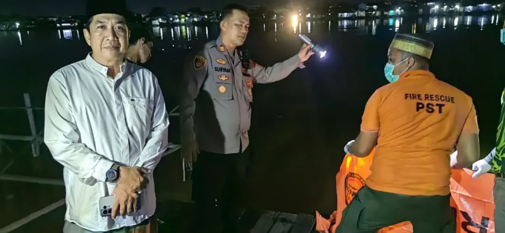 Petugas kepolisian melakukan olah TKP di lokasi penemuan mayat tanpa identitas di tepian Sungai Kapuas, Pontianak Timur.