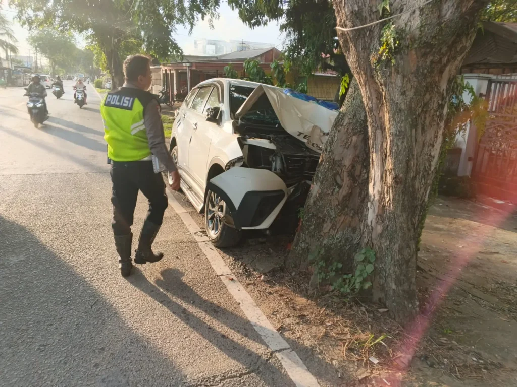 Mobil minibus ringsek usai menabrak pohon di Jalan Khatulistiwa Pontianak Utara.