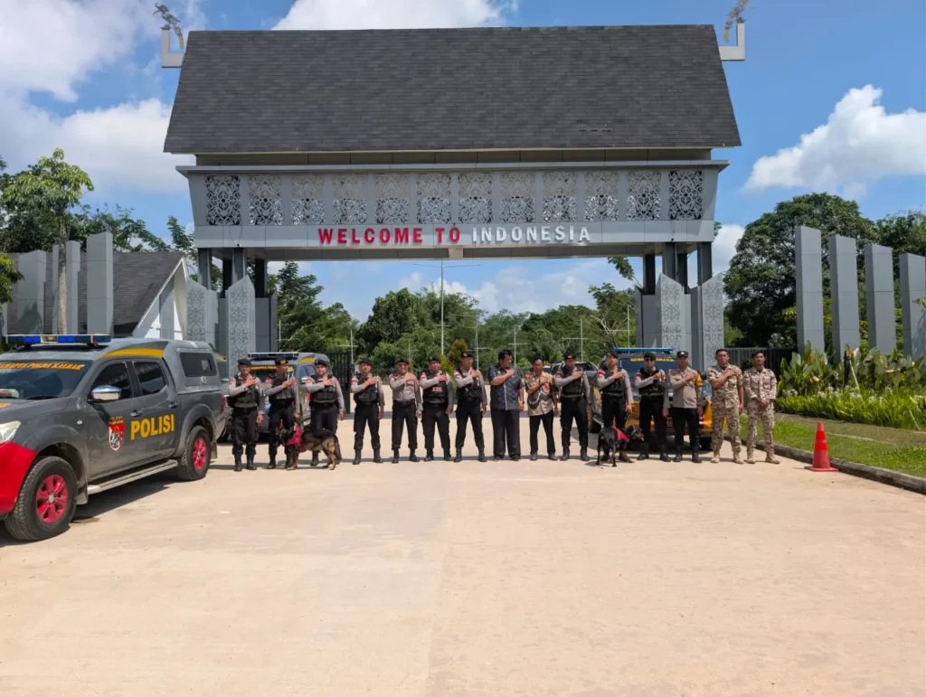 Personel Polres Bengkayang dan Unit K9 Polda Kalbar melaksanakan patroli pengamanan perbatasan di kawasan PLBN Jagoi Babang.