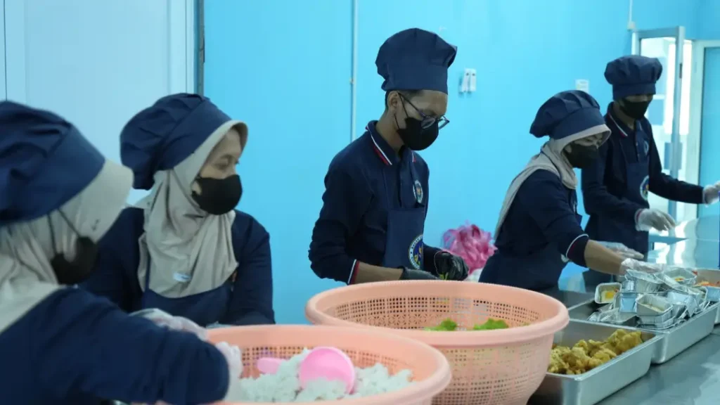 Distribusi makanan dalam Program Makan Bergizi Gratis (MBG) kepada peserta didik.