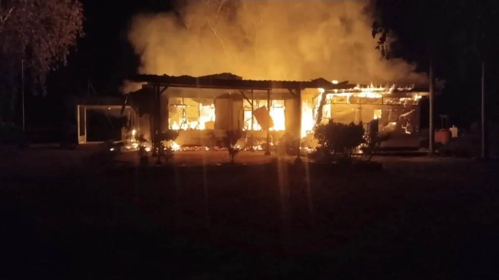 Petugas dan warga memadamkan kebakaran yang menghanguskan kantor PT KSP Agro di Desa Maboh Permai, Kecamatan Belitang, Kabupaten Sekadau.