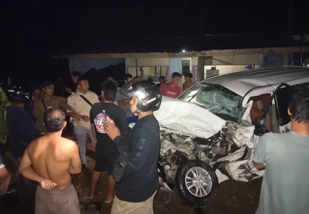 Kondisi Daihatsu Xenia dan truk tangki yang mengalami kerusakan setelah terlibat kecelakaan di Jalan Raya Sosok–Batu Tarang, Kecamatan Tayan Hulu, Kabupaten Sanggau.