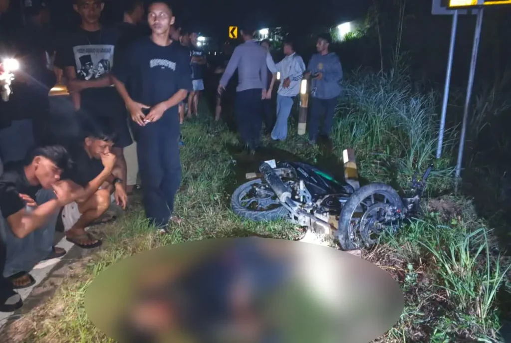 Petugas kepolisian melakukan olah TKP kecelakaan maut di Jalan Lintas Malindo, Sanggau.