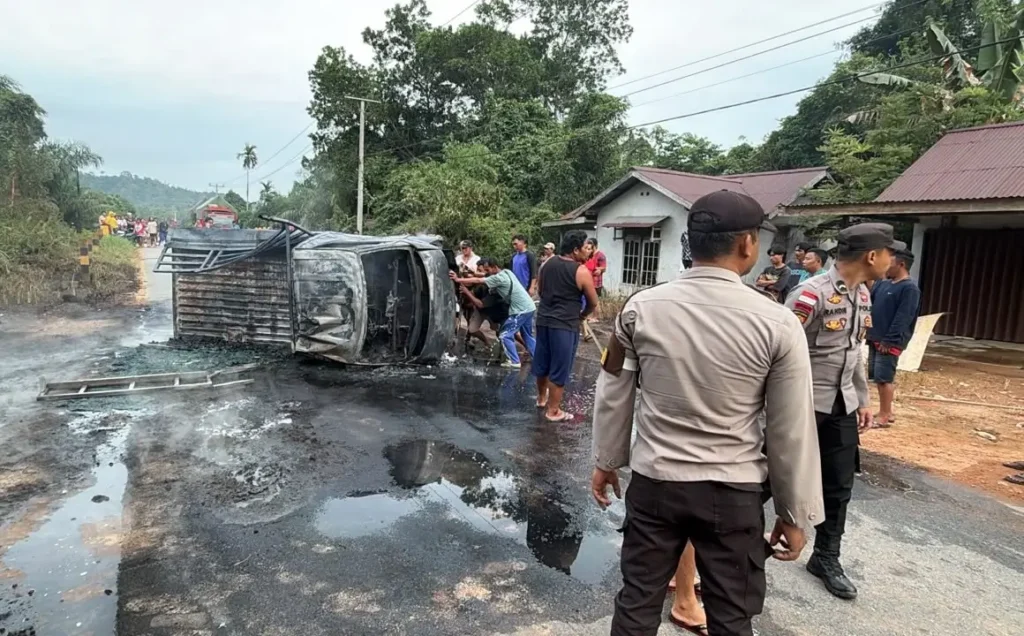 Mobil Daihatsu Grand Max hangus terbakar usai mengalami kecelakaan di Jalan Trans Kalimantan Kilometer 17, Kecamatan Toba, Kabupaten Sanggau.