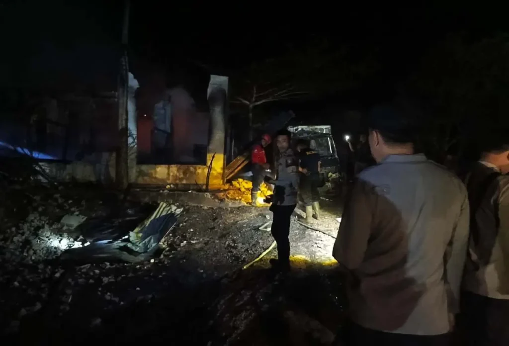 Rumah warga yang ludes terbakar di Dusun Sungai Akar, Desa Semuntai, Kecamatan Mukok, Kabupaten Sanggau.
